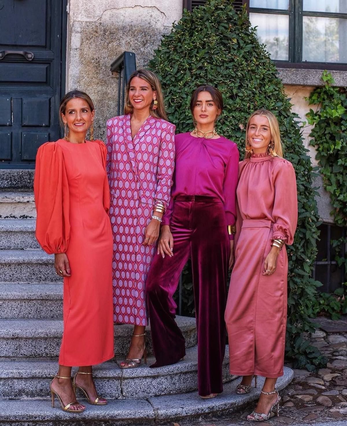 Quatre invitées en tenues fuchsia et corail