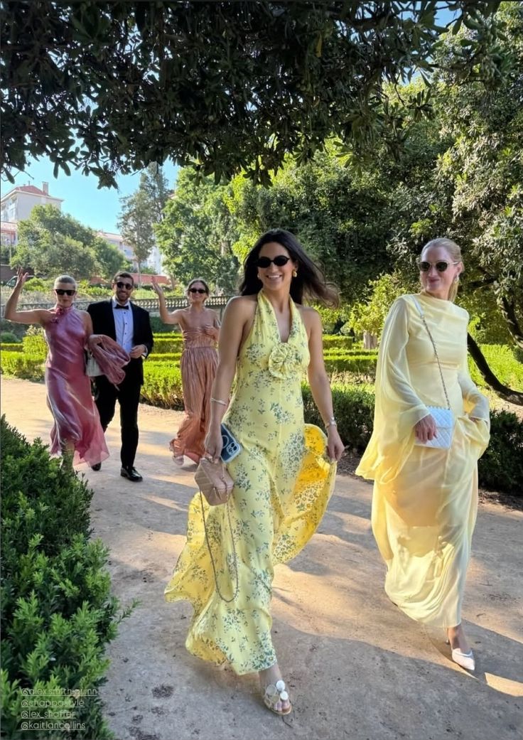 Invitées en robes jaunes dans les jardins