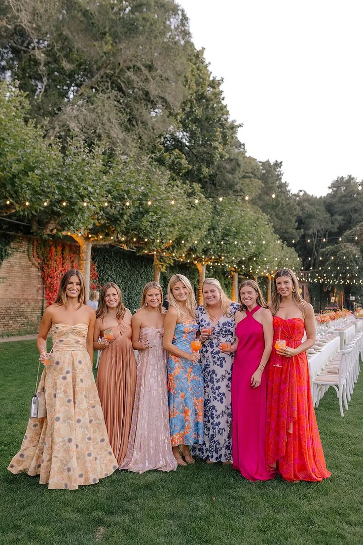 Invitées aux robes pastel et fleuries au dîner en plein air