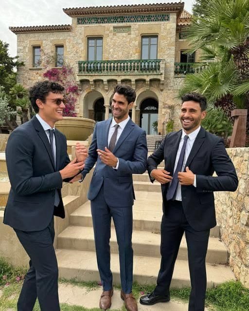 Trois invités en costume devant la villa